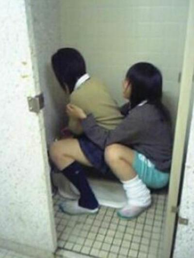 JKトイレおふざけエロ画像44枚！みてるとやっぱスゲーって感心してしまうｗってか男子トイレじゃんｗｗｗのサムネイル画像