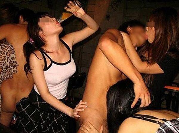 飲みサーエロ画像138枚！酔って酔わせて大乱交！これがJDヤリサーの実態毎日更新のサムネイル
