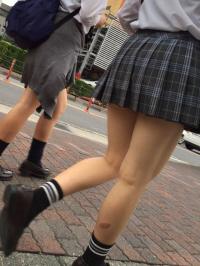 JKミニスカエロ画像64枚！街中で見つけた女子校生のスカートをエロ画像でガン見してみたｗｗｗのサムネイル画像