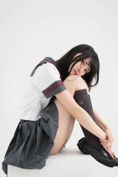 【女子校生微エロ画像】美人がJKの制服着ると最強に可愛ええｗｗのサムネイル画像