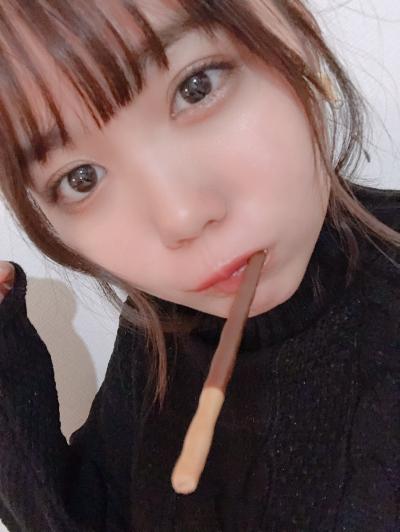 ポッキーを持ったり咥えたりと何故かエロい女の子たちのせいでオレのムスコもボッキーｗｗｗのサムネイル画像