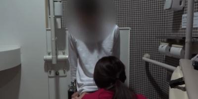 デート中にショッピングモールのトイレでパコるカップルを隠し撮り！最後はフェラで口内射精ｗｗｗのサムネイル画像