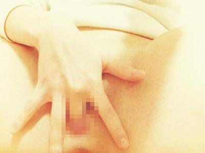 エロ垢の現役女子大生がまんこにペン差しオナニー！！のサムネイル画像