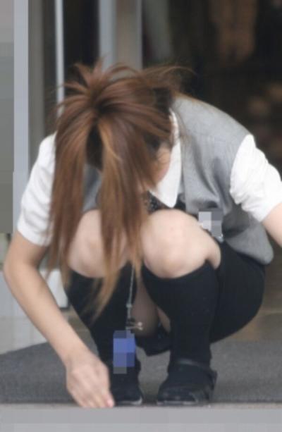 スーツパンチラエロ画像18枚！女性がしゃがんでる時の太ももの間から見えるパンツが萌えるｗｗのサムネイル画像