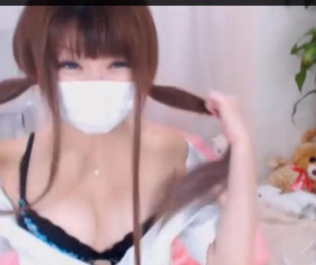 きゃりーぱみゅぱみゅ似の素人が手ブラでおっぱいを鷲掴みにｗｗのサムネイル