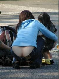 子持ちママエロ画像68枚！子供に夢中で油断しまくり胸チラやパンチラを披露しちゃったｗｗｗ