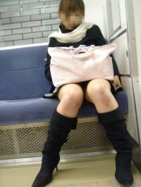 電車に座ってるミニスカのOLってハッキリ言って丸見えですよねｗｗ