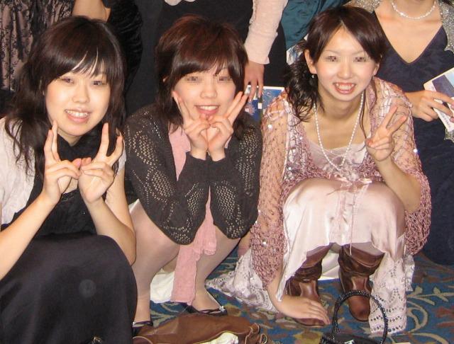 集合写真や記念撮影の集団パンチラ！！のサムネイル