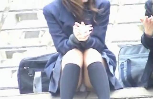 学校帰りに土手でたむろするJK達を遠距離盗撮！！のサムネイル