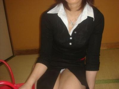 スーツパンチラエロ画像18枚！女性がしゃがんでる時の太ももの間から見えるパンツが萌えるｗｗのサムネイル画像