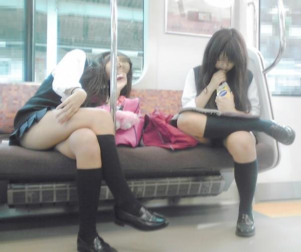 電車で足組んでる女子校生って大人を挑発してるとしか思えないｗｗのサムネイル