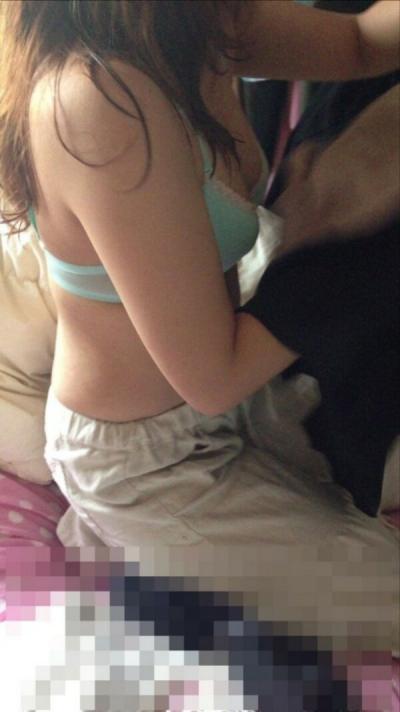 子持ちママエロ画像68枚！子供に夢中で油断しまくり胸チラやパンチラを披露しちゃったｗｗｗのサムネイル画像