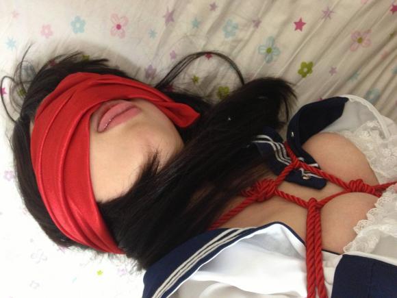 現役JKが制服姿でマンスジがに食い込む程縛りあげ羞恥プレイ！！のサムネイル