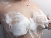 泡風呂で自撮りする痴女のSEXYな姿に股間も泡まみれww