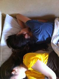 女友達エロ画像10枚！今おれの部屋のベッドに二人で寝てるんで写メ撮影するねｗｗｗのサムネイル画像