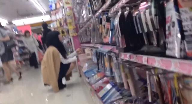 買い物に夢中で下半身が無防備になってるJKの水玉パンツの盗撮に成功してる画像を入手！のサムネイル