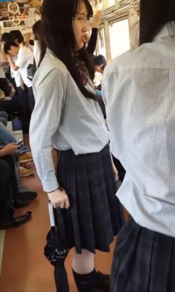 お嬢様校に通う色白ＪＫを執拗に粘着取材した逆さ撮りがガチすぎてシコらずにはいられない！のサムネイル