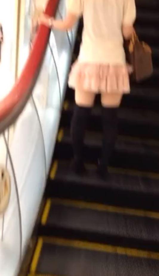 エスカレーター乗ってるニーハイ女子の絶対領域を攻略するおじさんの逆さ撮り技術が凄いと話題に！のサムネイル
