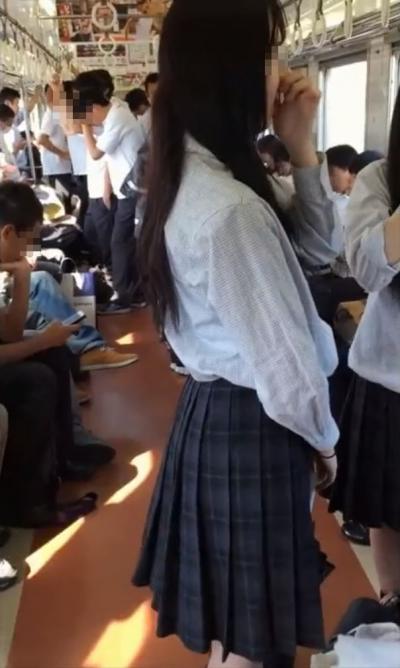 お嬢様校に通う色白ＪＫを執拗に粘着取材した逆さ撮りがガチすぎてシコらずにはいられない！のサムネイル画像