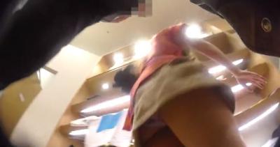 美人アパレル店員さんの接客中に執拗にパンチラを狙う紳士なおじさん現る！wのサムネイル画像