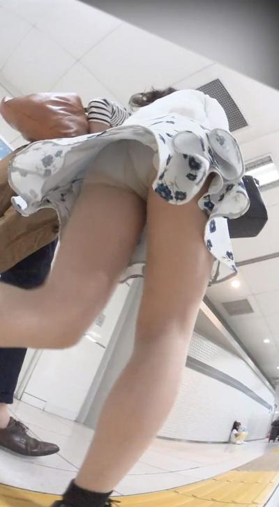 【街中 盗撮】カメラ足に仕込んで街歩いたらめちゃくちゃパンチラゲットできるっぽいｗｗｗのサムネイル画像