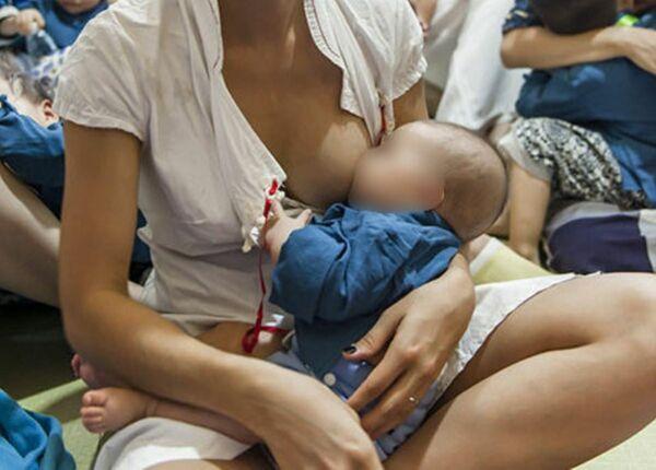 授乳盗撮エロ画像41枚！赤ん坊に母乳をあげる人妻をエロ目線で隠し撮りのサムネイル