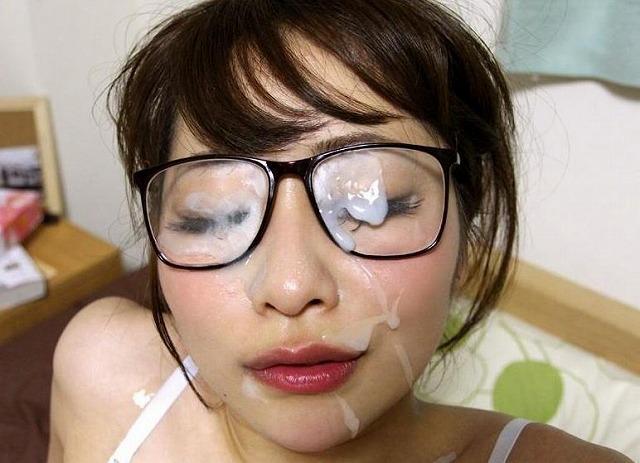 メガネ女子に精子をぶっかけてるエロ画像 汚してる感じがめちゃくちゃ興奮するwwのサムネイル