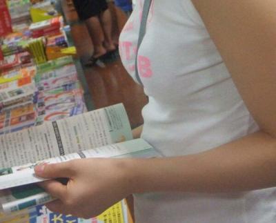 貧乳おっぱいエロ画像230枚！ノーブラや浮きブラで乳首がポロリのサムネイル画像