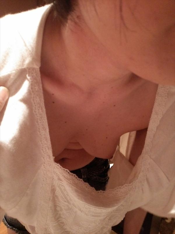 貧乳おっぱいエロ画像230枚！ノーブラや浮きブラで乳首がポロリのサムネイル