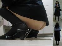和式トイレでおしっこしてる女性をローアングルで撮影してみようｗｗｗのサムネイル画像