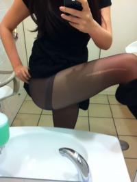 黒いストッキング自撮りエロ写メ12枚！ビリビリストッキング女子が公衆トイレでおっぱいまる出しショットｗｗのサムネイル画像