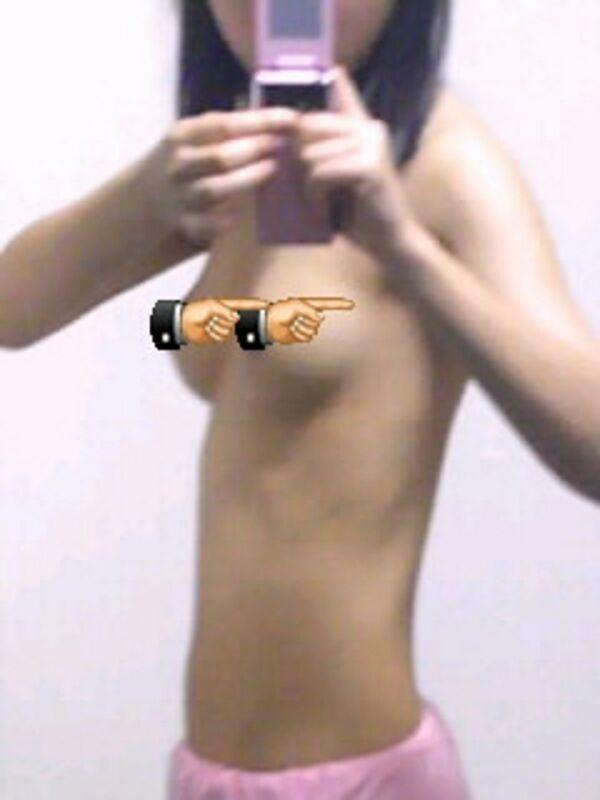 手のひらサイズのちっぱい娘が上半身裸で自撮りのサムネイル