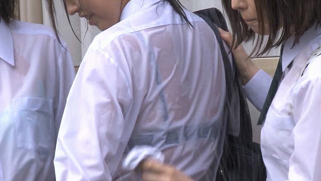 濡れ透けブラの目撃情報多数！恵みの雨に感謝しかないのサムネイル