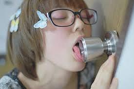 【画像】ドアノブにキスしたり疑似フェラしてる女の子がくっそエロいんだがwwのサムネイル画像