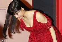 【エロハプニング】特別エロく感じる芸能人の胸チラ＆ブラチラ画像