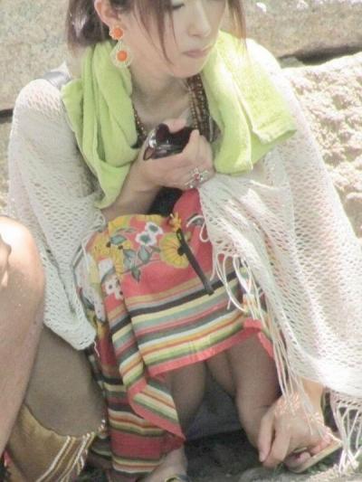 ロングスカートエロ画像129枚！素人たちのパンチラを逆さとしゃがみの隠し撮り！のサムネイル画像