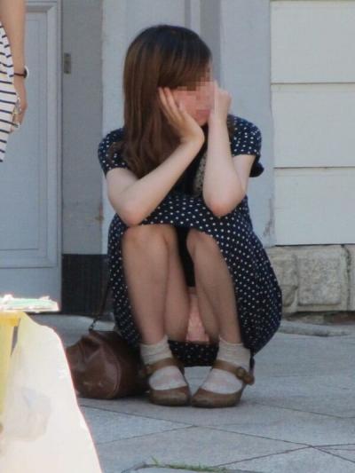 ロングスカートエロ画像129枚！素人たちのパンチラを逆さとしゃがみの隠し撮り！のサムネイル画像