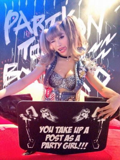 バーレスクエロ画像64枚！ギャルたちがエロすぎ…チップ渡すついでにお触りできるとかマジかwのサムネイル画像