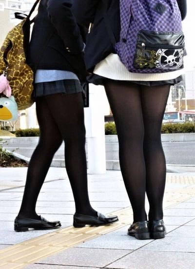 JKパンストエロ画像266枚！黒タイツや黒ストを履いてる制服女子の街撮りが抜ける！のサムネイル画像