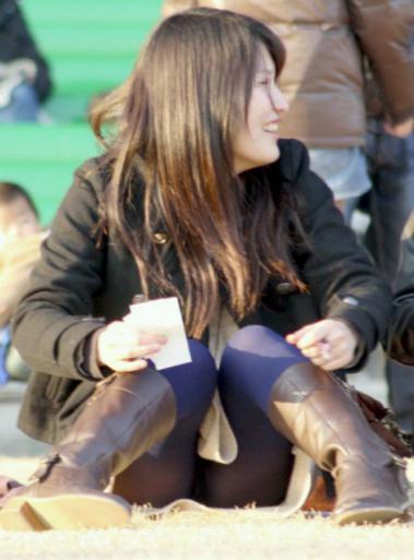 女の子がしゃがんだ時の股間の膨らみがエロ過ぎる件ｗｗのサムネイル画像