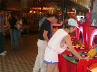 人気の多い所でわざと露出し男の反応を見る悪女達ｗｗ