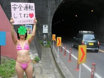 ボディペイントエロ画像84枚!変態女子が身体に塗りたくって全裸露出のサムネイル画像