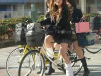 風にのってめくり上がるJKの自転車パンチラ！！