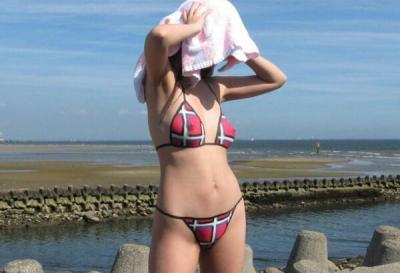 ボディペイントエロ画像84枚!変態女子が身体に塗りたくって全裸露出のサムネイル画像