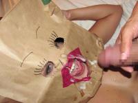 被り物をしてエロアピールしているもののエロよりも笑いしか起きないww