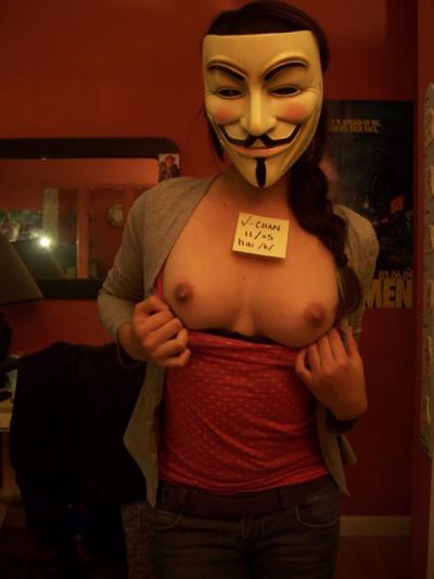 被り物をしてエロアピールしているもののエロよりも笑いしか起きないwwのサムネイル画像