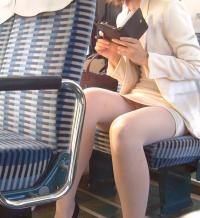 理性を捨てて撫で回したくなるOLの美脚と尻エロ画像。