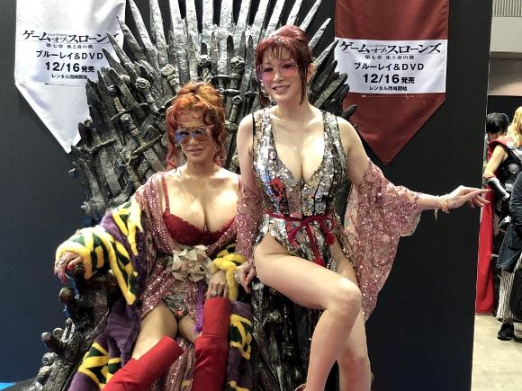 東京コミコンのコスプレイヤーの中に叶姉妹が紛れててワロタｗｗｗのサムネイル