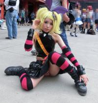 レイヤーさんが一生懸命ポーズを取ってるのにカメコが撮った画像がこちら…