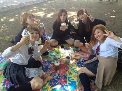 なにげに夏服で映ってるJKの写真ってよく見るとみんな透けブラしとるやんｗｗｗのサムネイル画像